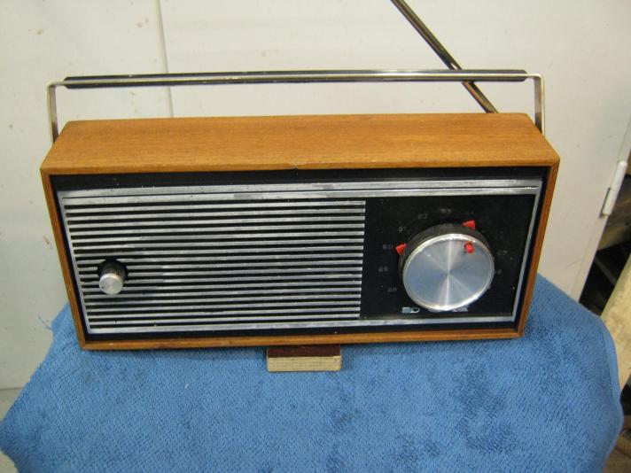 DUX  "Pensionärsradio" i Teak.