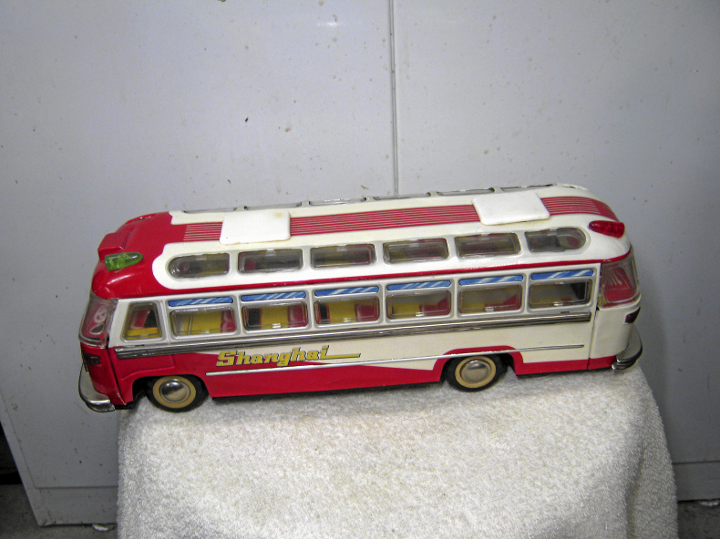 Stor buss i plåt