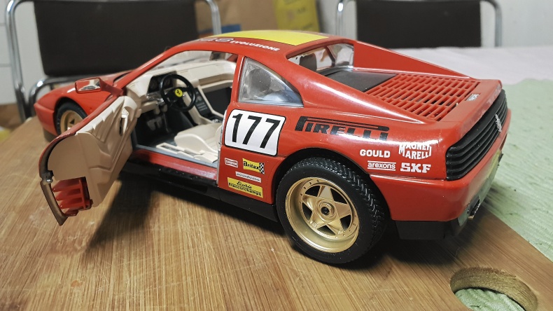 Ferrari 348 skala 1/18