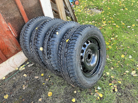 4 stycken däck på fälg till Audi 80 säljes