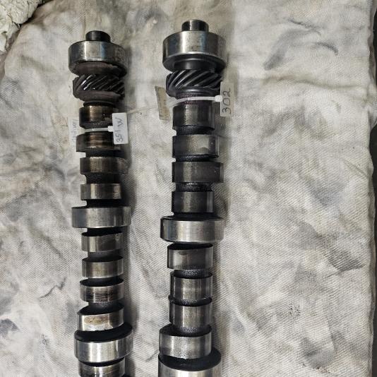 Kamaxlar Ford 351W och 302 och kolvar