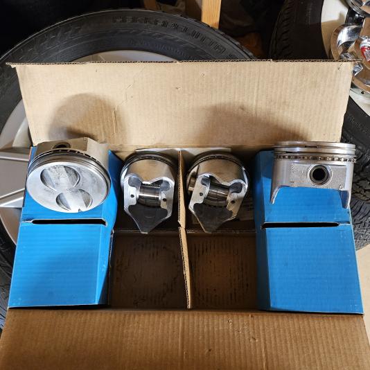 Kamaxlar Ford 351W och 302 och kolvar