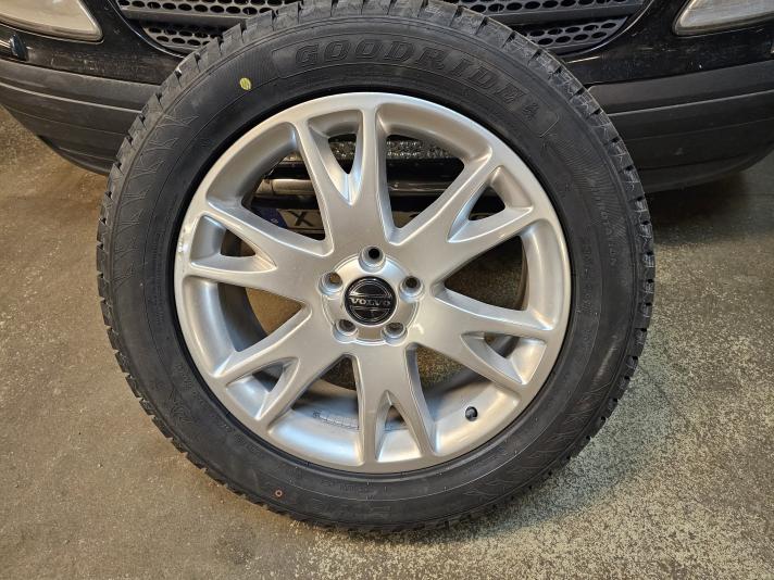 VOLVO XC-90 VINTERHJUL 18 TUM