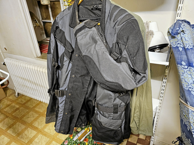 TILLFÖRLIT MC-JACKA 56