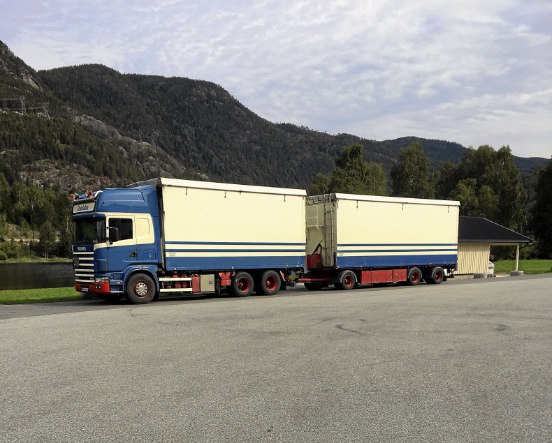 Lastbil med släp Scania 144g 530