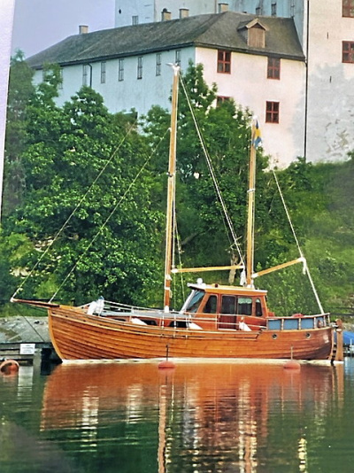 Motorseglare med skrov i lärk