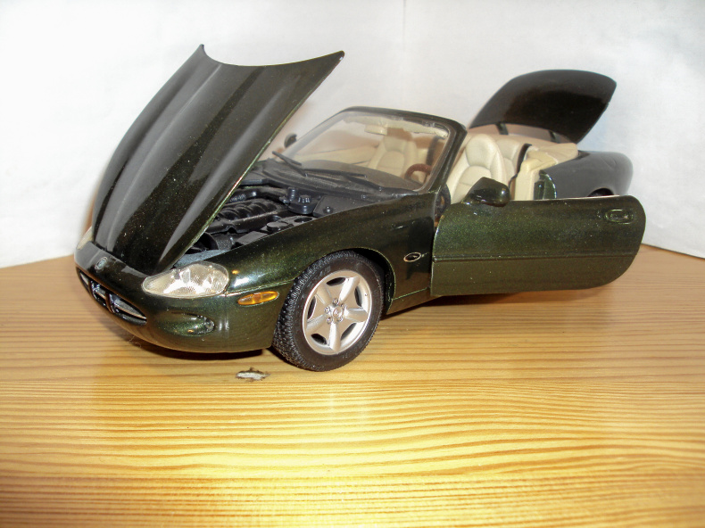1:18 Jaguar XK8