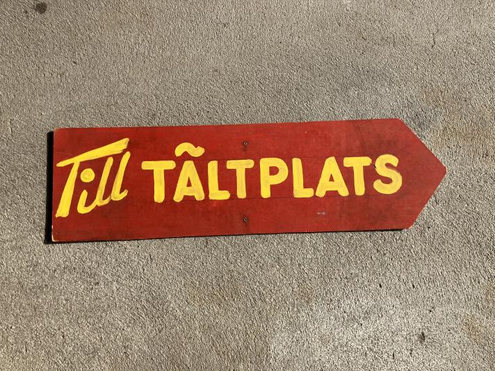 Skylt från Hedemora TT loppen  50 tal Till Tältpla