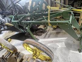 Bogserad John Deere plog