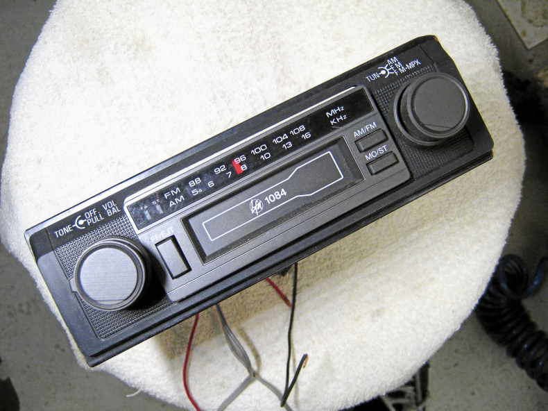 Bilstereo med kasettbandspelare.