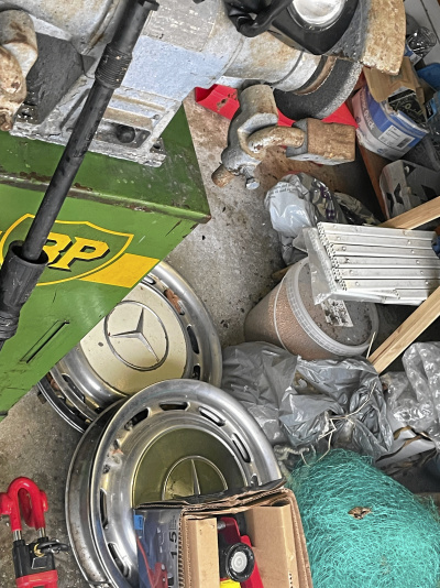 Div delar Mercedes och flera original handböcker