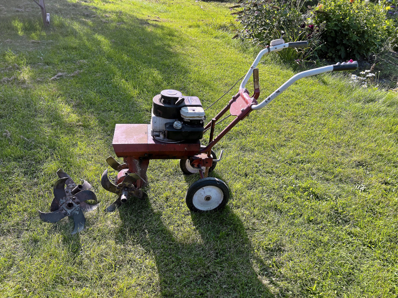 Äldre Jordfräs  3 HP Briggs & Stratton