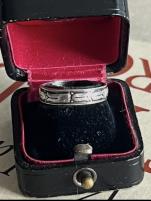 Liten silverring i etui.