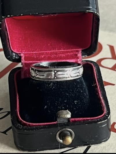 Liten silverring i etui.