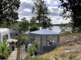 "SOMMARSTUGA" MED HAVSUTSIKT