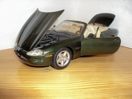 1:18 Jaguar XK8 Cupe