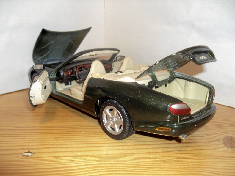 1:18 Jaguar XK8 Cupe